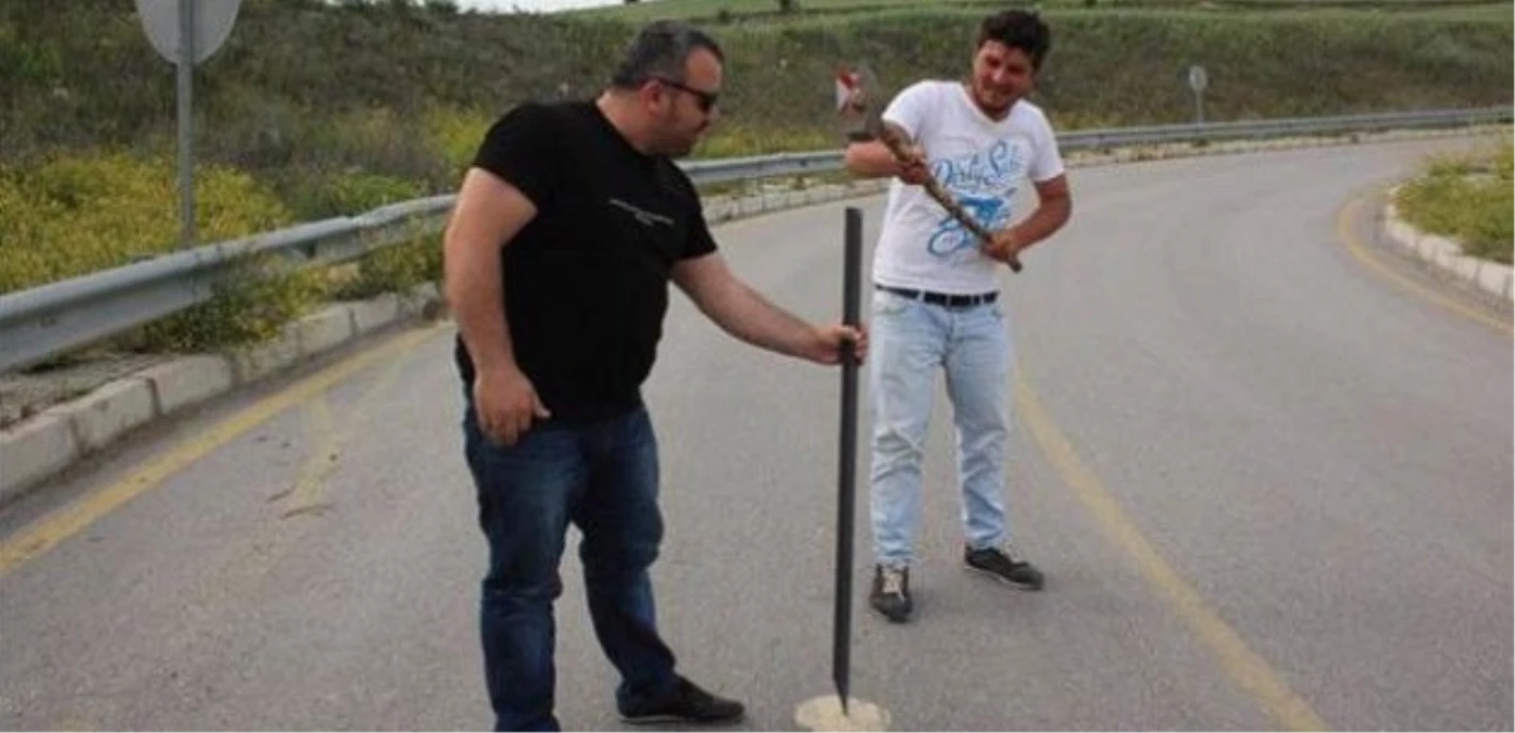 Arazisinden Geçtiğini Öne Sürdüğü Yolu Trafiğe Kapattı