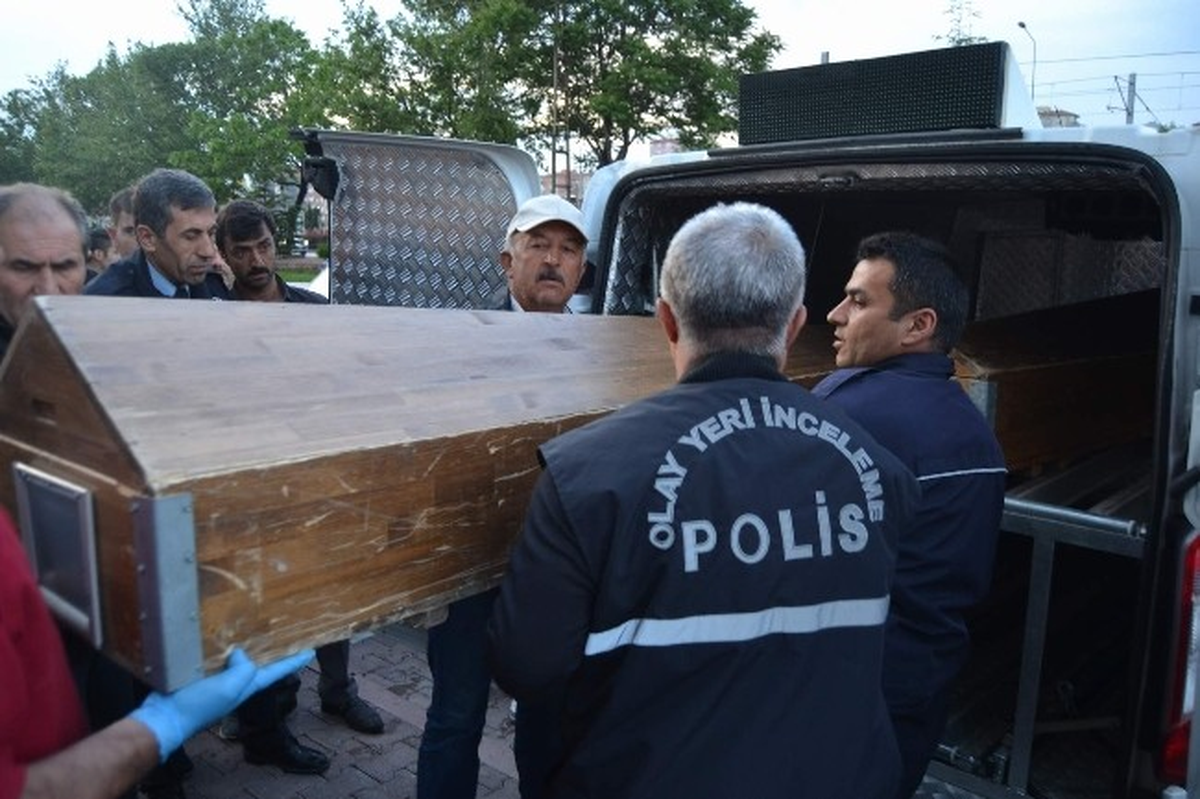 Baba Vahşetini Tavandan Damlayan Kan Ele Verdi