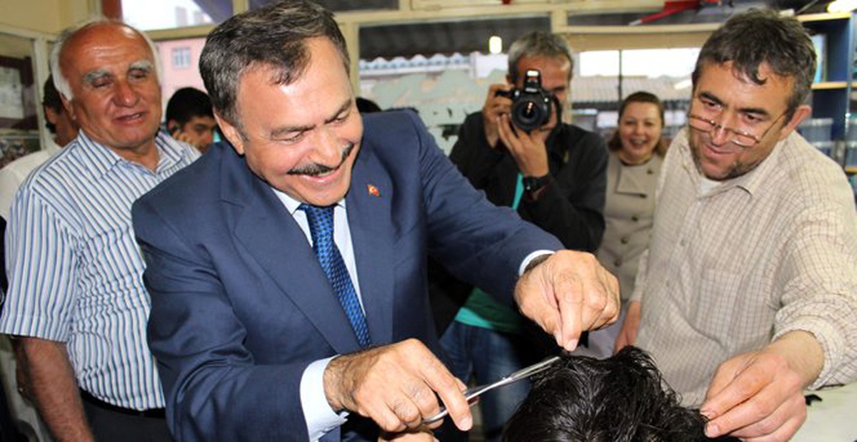 Bakan Eroğlu Girdiği Berber Dükkanında Bir Çocuğu Tıraş Etti