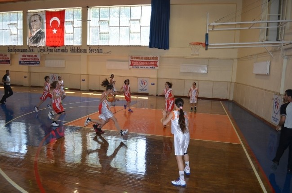Basketbol Şampiyonası Kıran Kırana Geçiyor