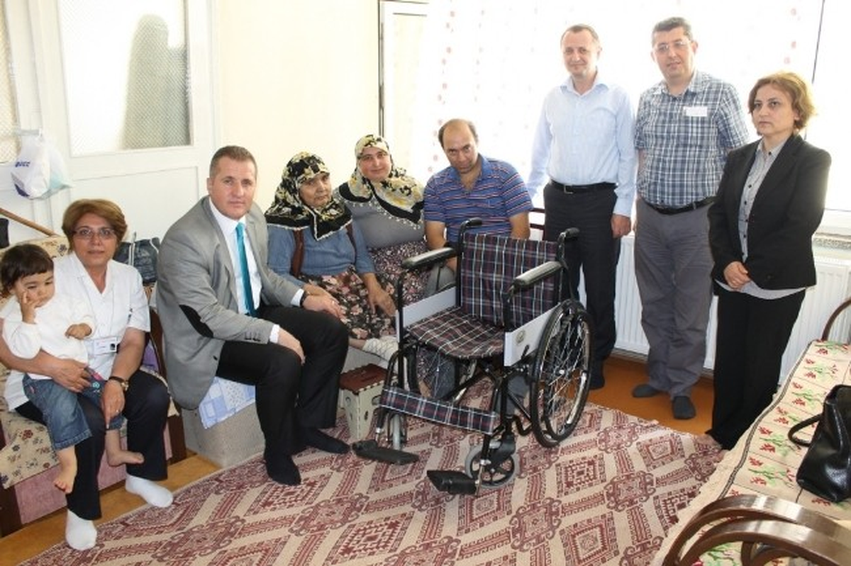Bilecik Kamu Hastaneleri Birliği\'nden Diyaliz Hastasına Tekerlekli Sandalye Yardımı