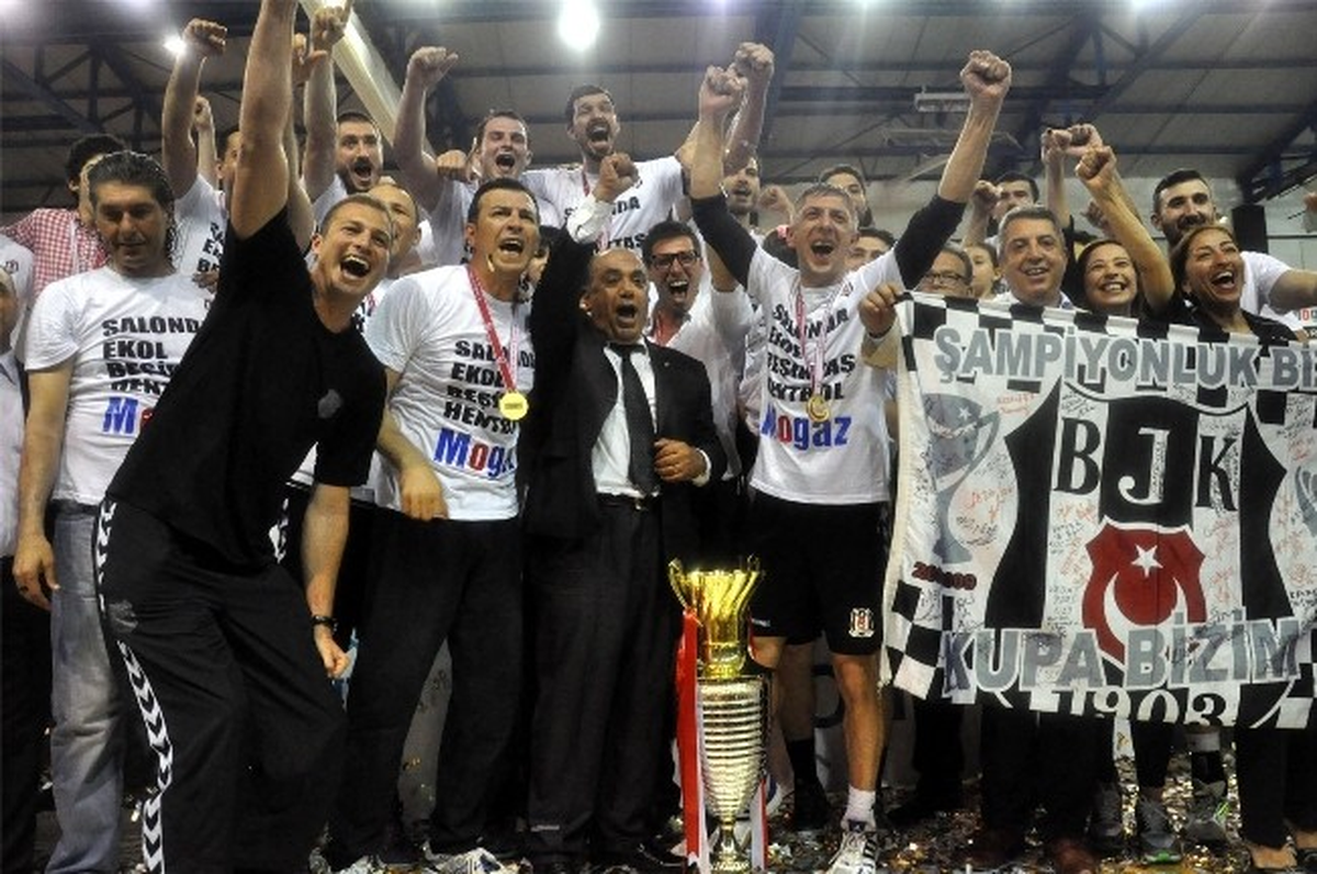 Çaycuma\'lı Beşiktaş Hentbol Takımı Oyuncusundan Takımına Bir Kupa Daha