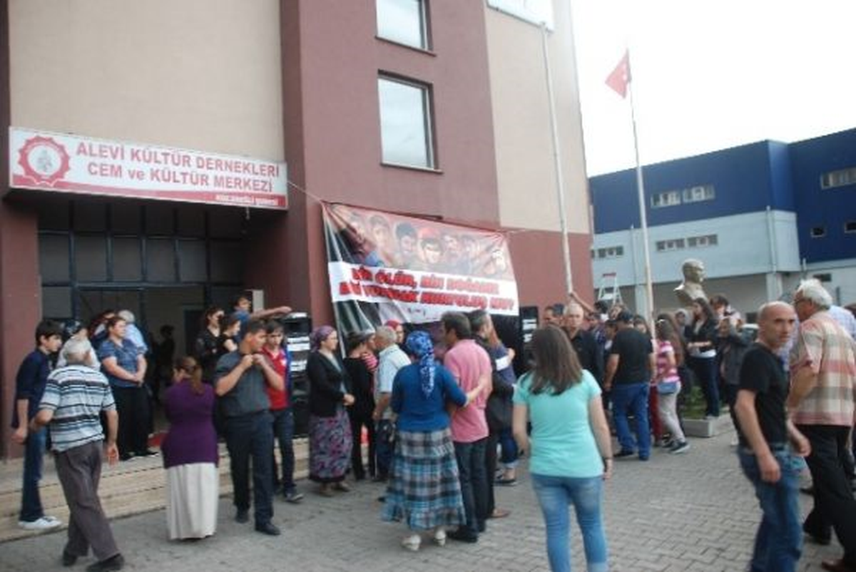 Cemevi Önünde \'Adalet Nöbeti\'