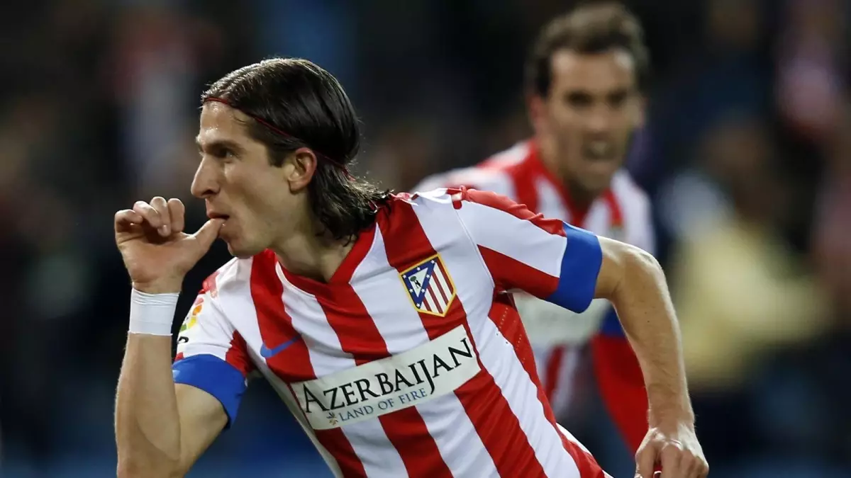 Chelsea, Filipe Luis\'le Görüşüyor