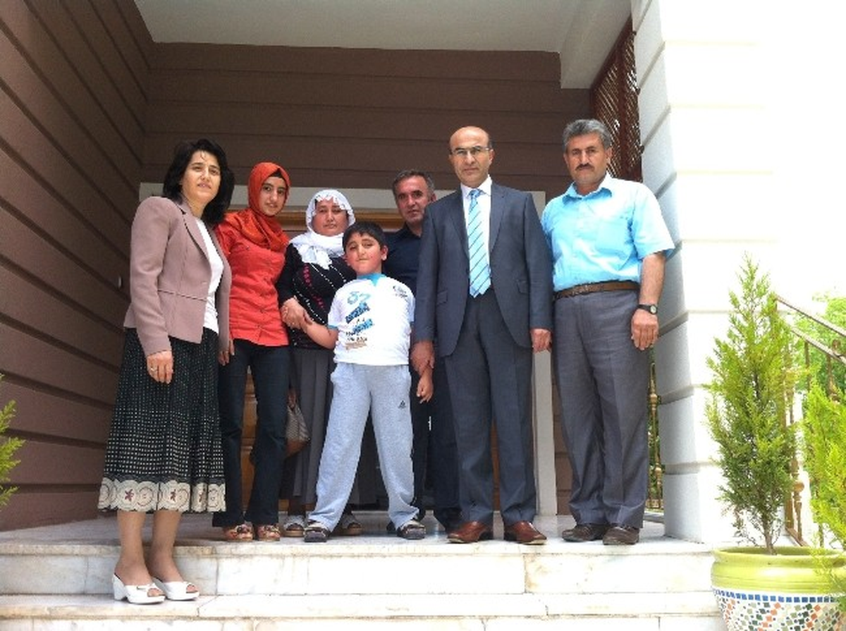 Demirtaş Çifti Minik Caner\'i Evlerinde Ağırladı