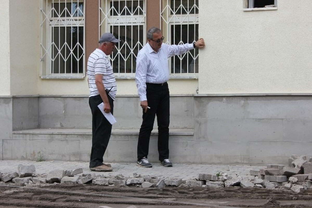 Devlet Hastanesi Yoluna Kilitli Parke Döşenmesi Sürüyor