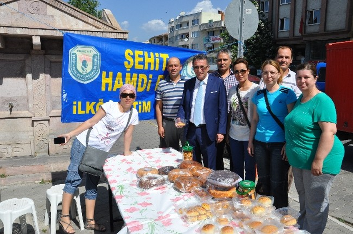 Edremit\'te Okul Yararına Kermes