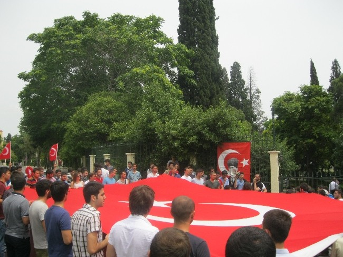 Ege Üniversitesinde Karşıt Görüşlü Öğrenciler Arasında Gerginlik Yaşandı