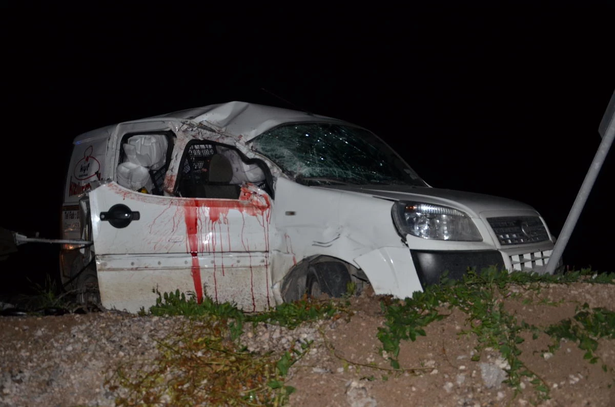 Amasya\'da Kamyonet Tıra Çarptı: 1 Ölü, 1 Yaralı