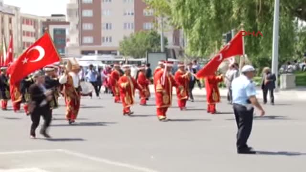 Fatih\'in Torunları Asfaltta Gemi Yürüttü