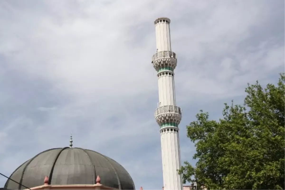 Hasarlı Minareler Yıkılıyor