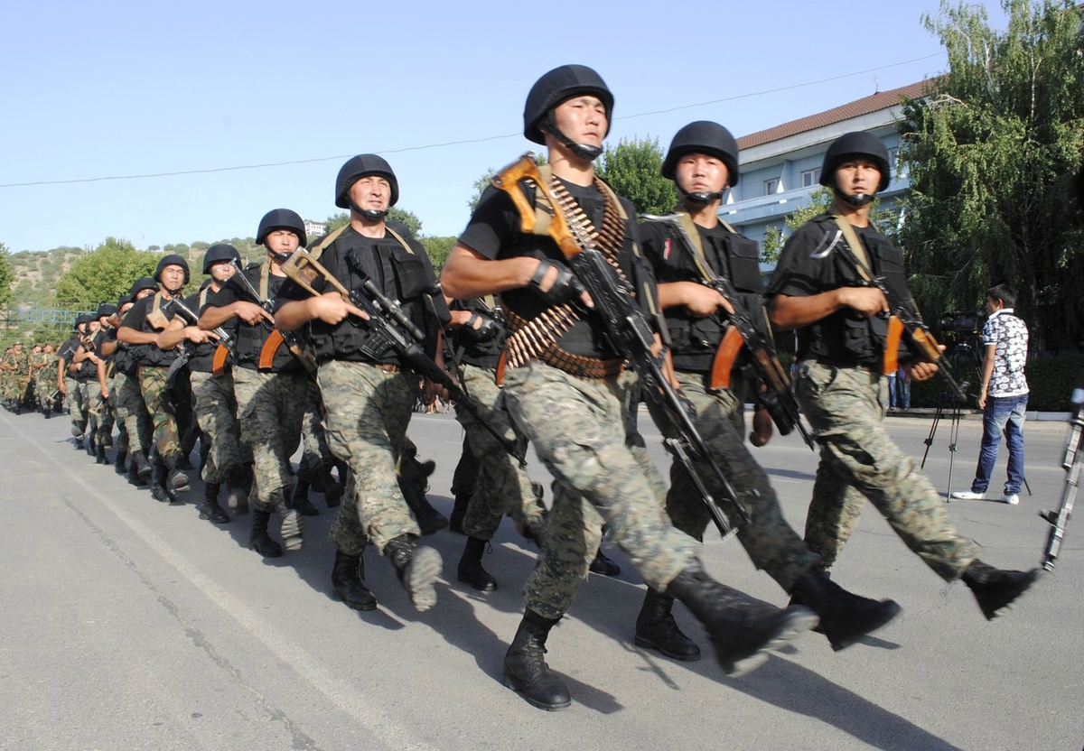 Kırgızistan Silahlı Kuvvetlerinin Kuruluşunun 22. Yıl Dönümü Kutlandı
