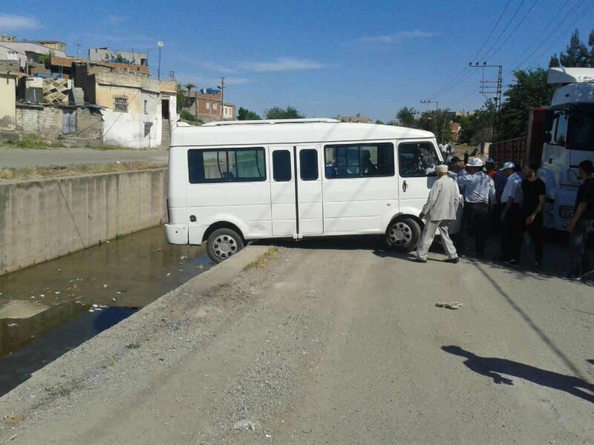 Minibüs Havada Asılı Kaldı