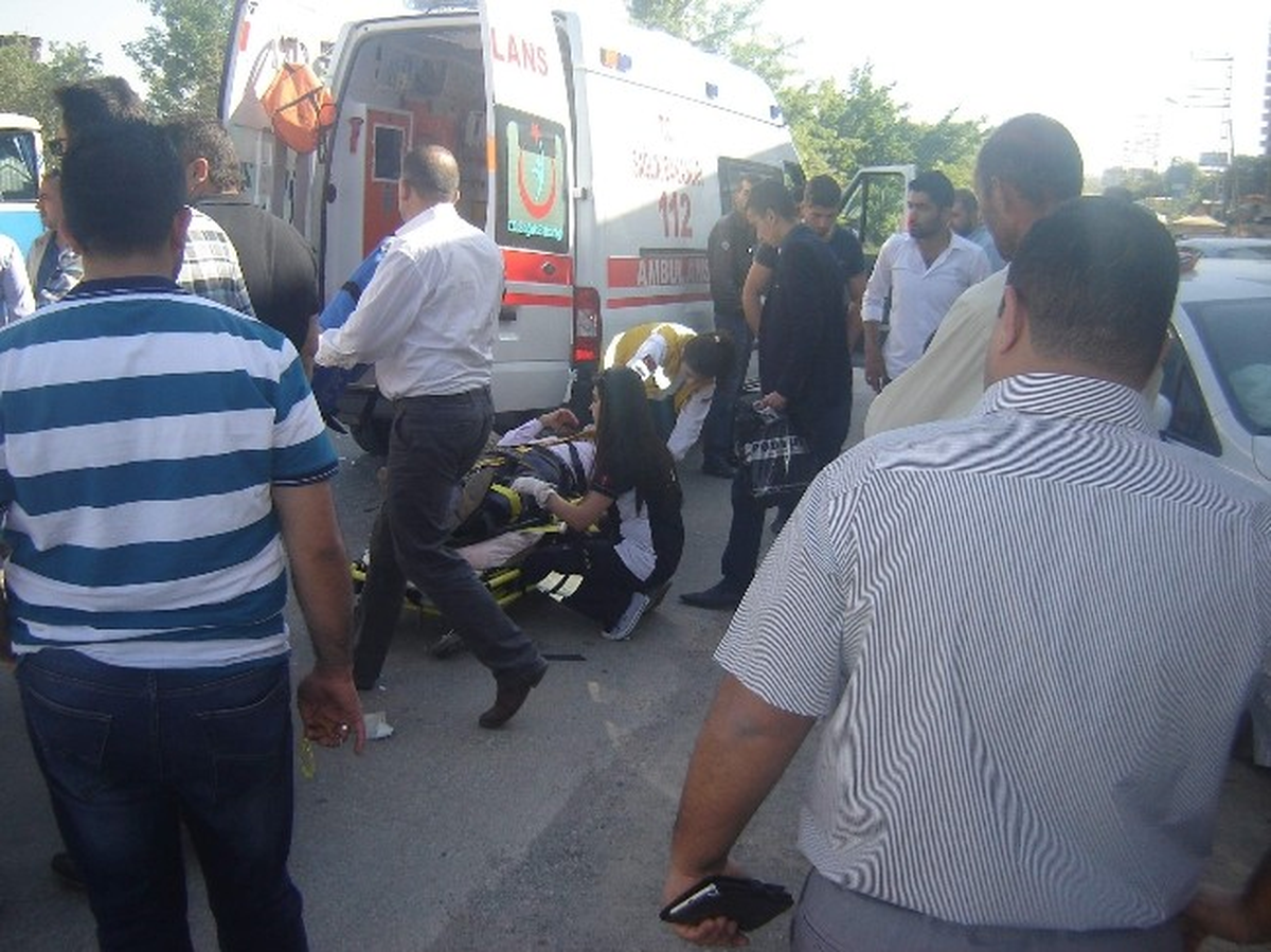 Minibüs ile Otomobil Çarpıştı: 2 Yaralı