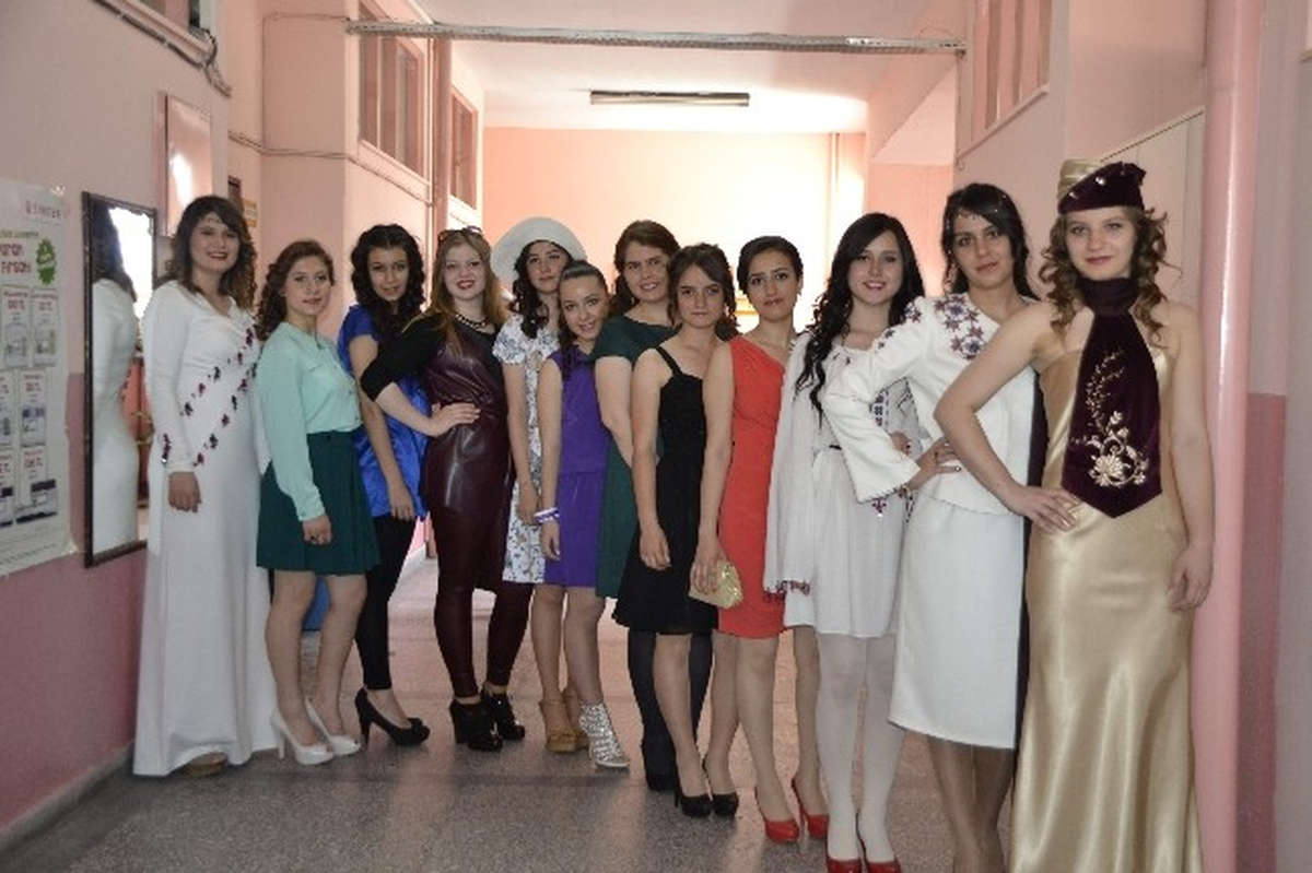 Öğrencilerden Yıl Sonu Defilesi