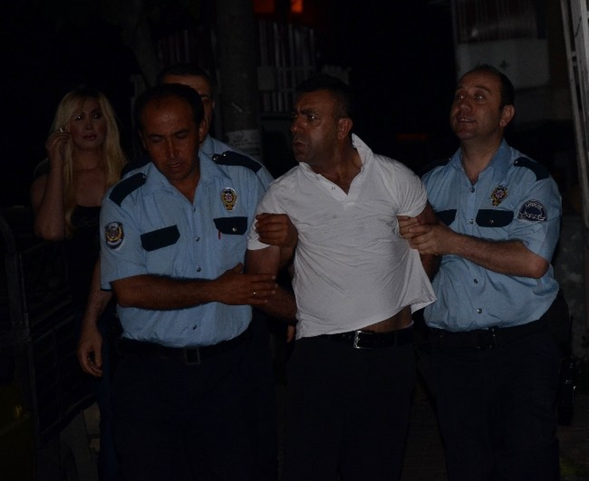 Antalya\'da Ailesini Balkondan Atmaya Çalıştı
