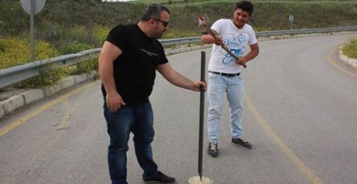 Samsun\'da Vatandaş Arazi Benim Diyerek Yolu Trafiğe Kapattı