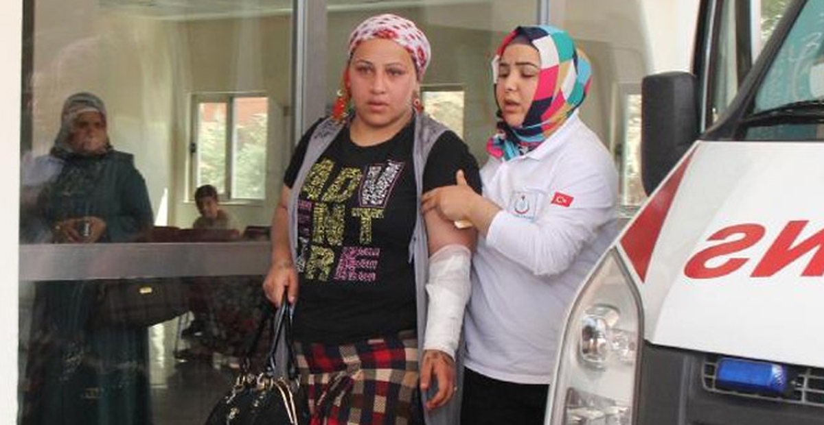 Şanlıurfa\'da Genç Kız Jiletle Bileğini Kesti