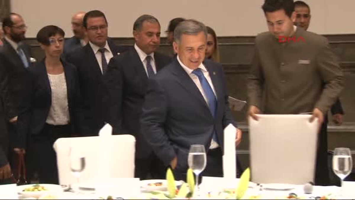 Tataristan Cumhurbaşkanı Ayakta Bekledi