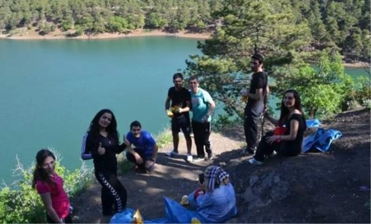 Amasya\'da Üniversiteliler Borabay Gölünü Temizledi