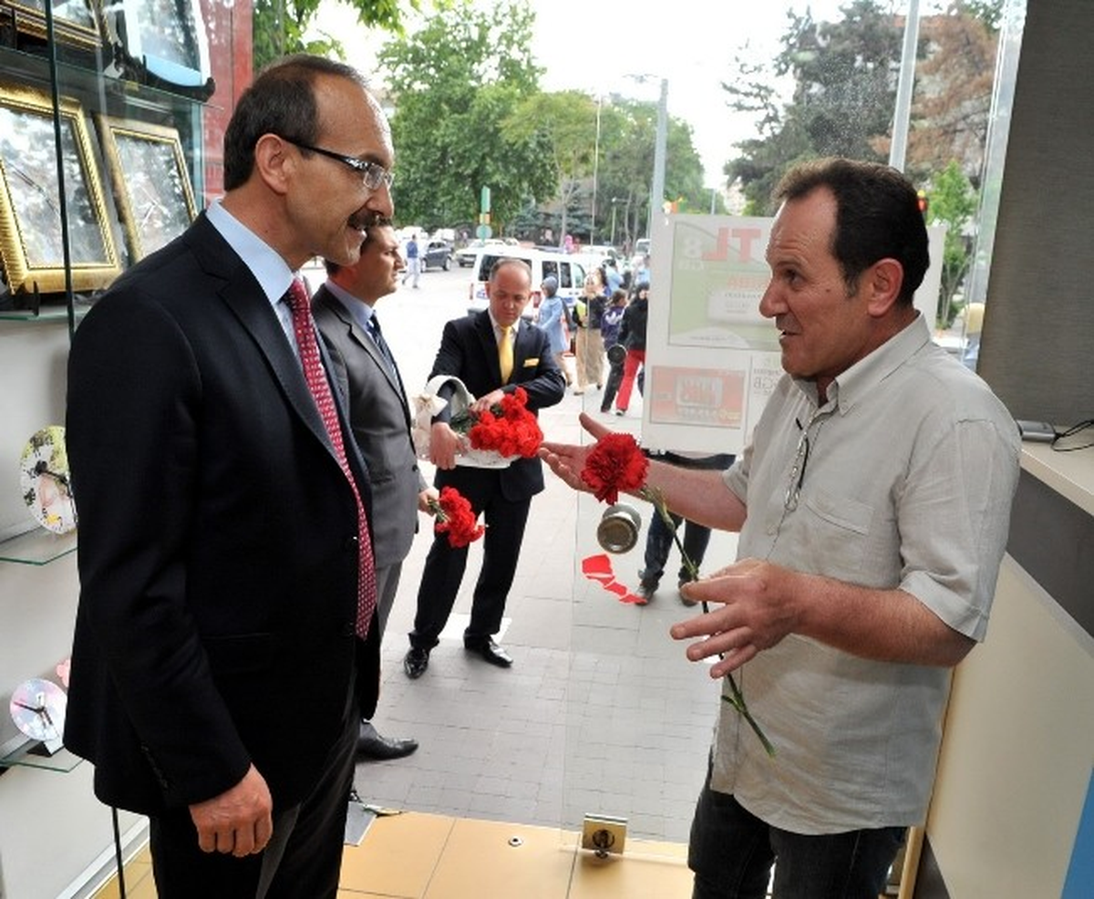 Uşak Valisi Seddar Yavuz, Makamdan Çok Halkın Arasında