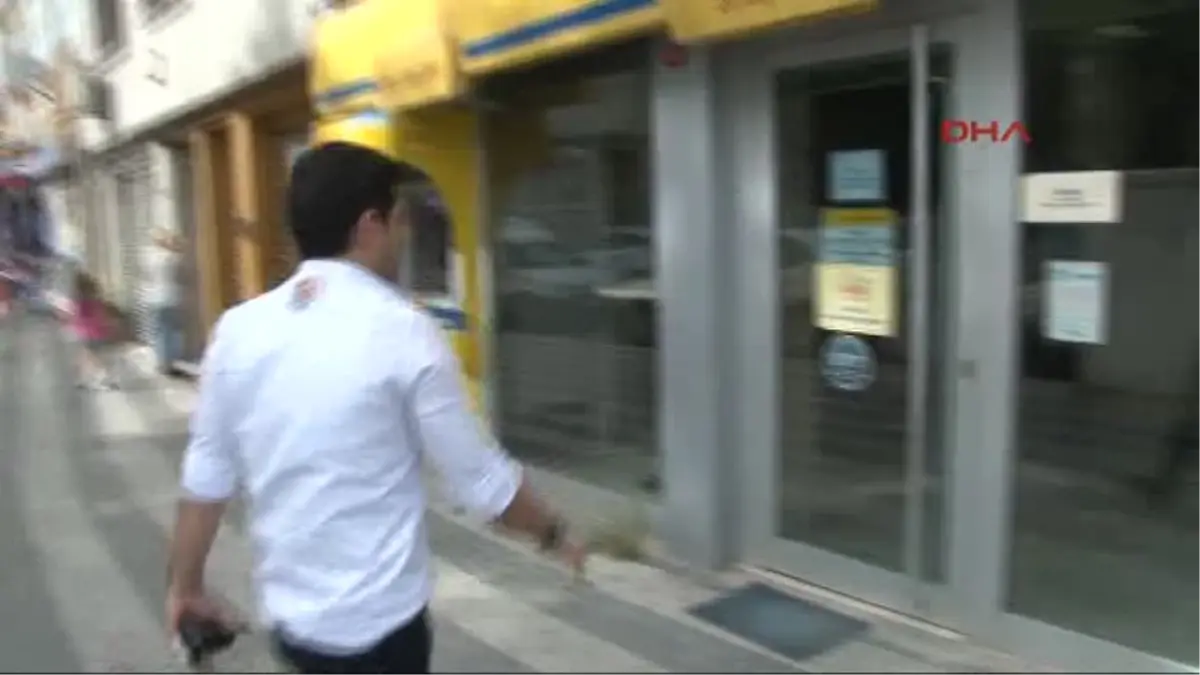 Üsküdar\'da PTT Şubesine Giren Silahlı Bir Kişi, Gişedeki Görevliyi Silahla Tehdit Ederek Kasadaki...