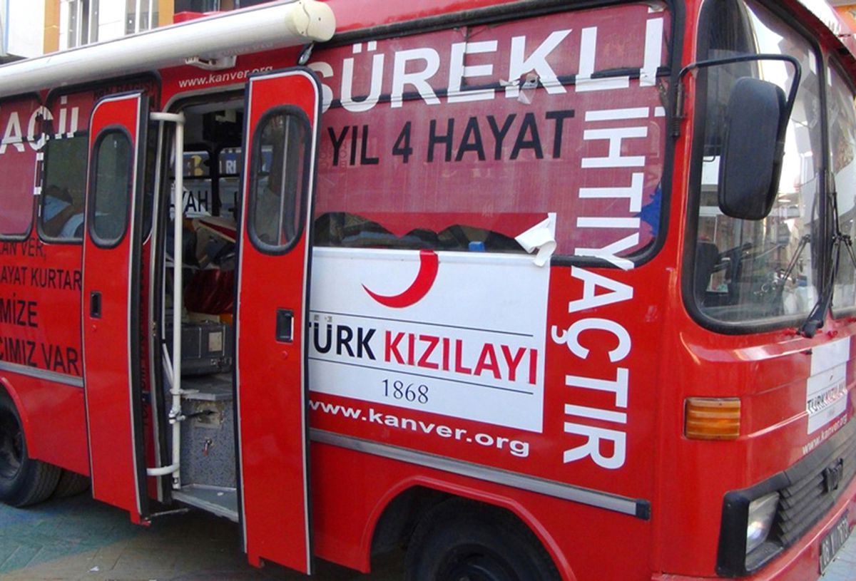 Vicdansızlar Kızılay Aracını Soydu