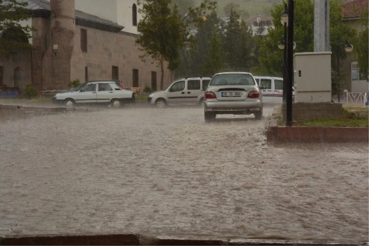 Yağmur Pınarbaşı Çiftçisinin Yüzünü Güldürdü