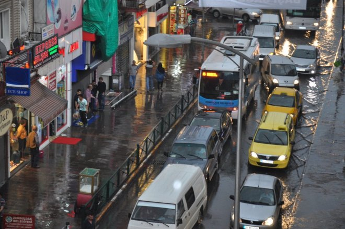 Yağmura Hazırlıksız Yakalanan Zonguldaklılar Zor Anlar Yaşadı