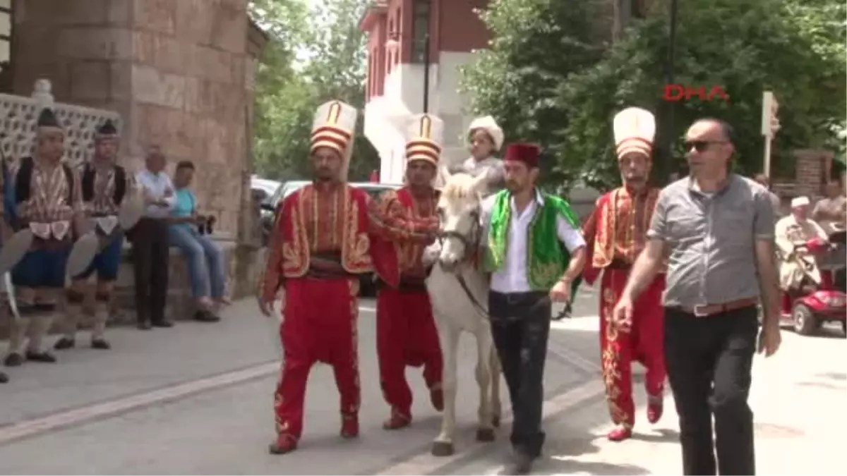 11)oğluna Cami Avlusunda Osmanlı Usulü Sünnet Düğünü Yapan Vali Yardımcısı Emekli Oldu