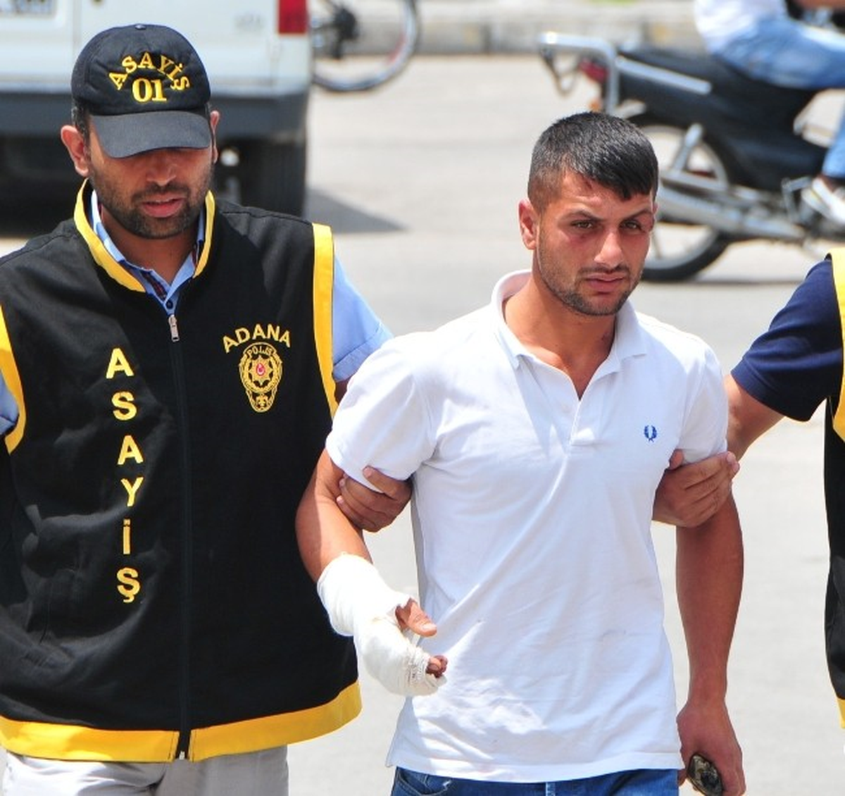 Annesinin Boğazına Bıçak Dayayıp Parasını Gasp Etti