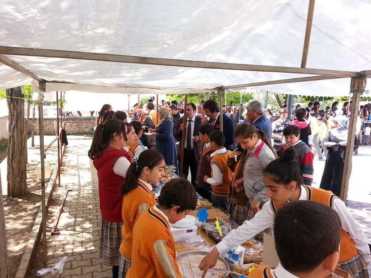 Aşkale\'de İhtiyaçlı Öğrenciler Yararına Kermes