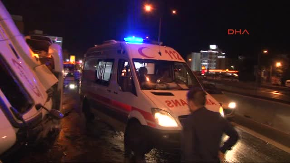 Ataşehir\'de Kaza: 2 Yaralı