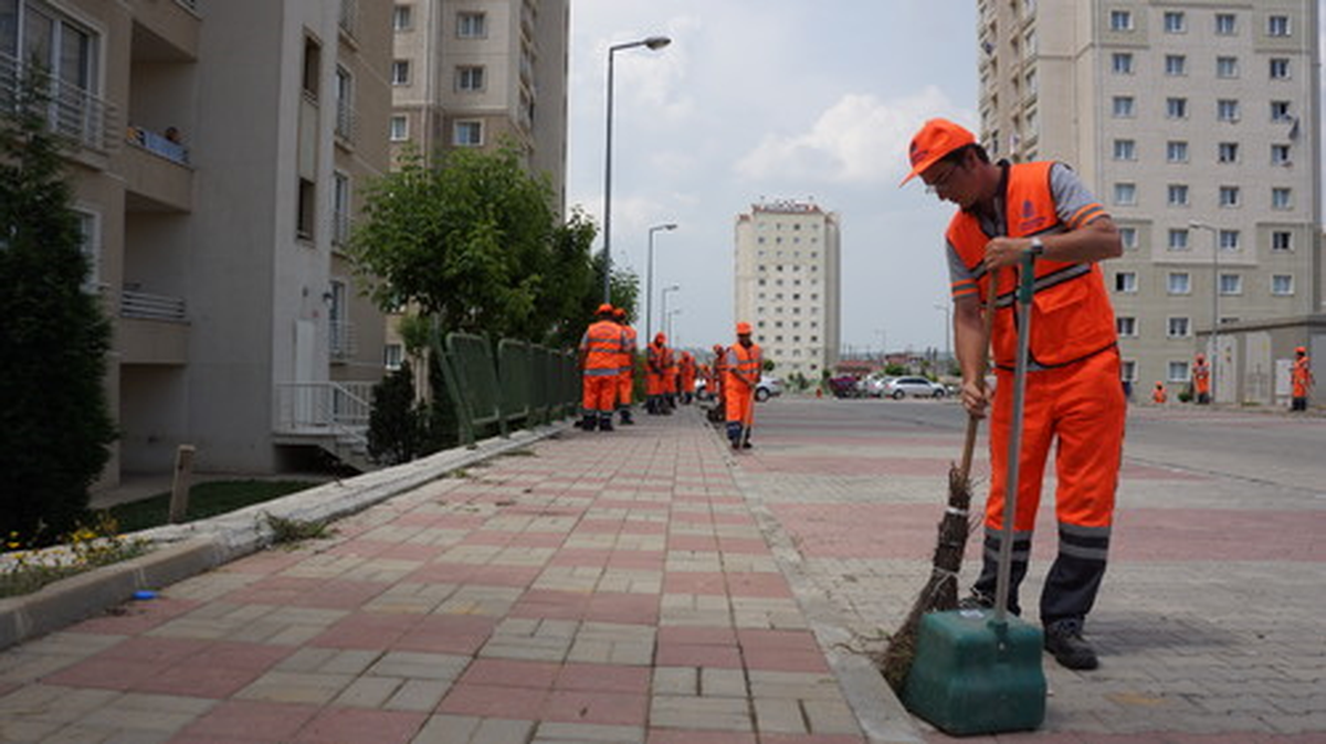 Başakşehir\'de Siteler Belediye Tarafından Temizleniyor