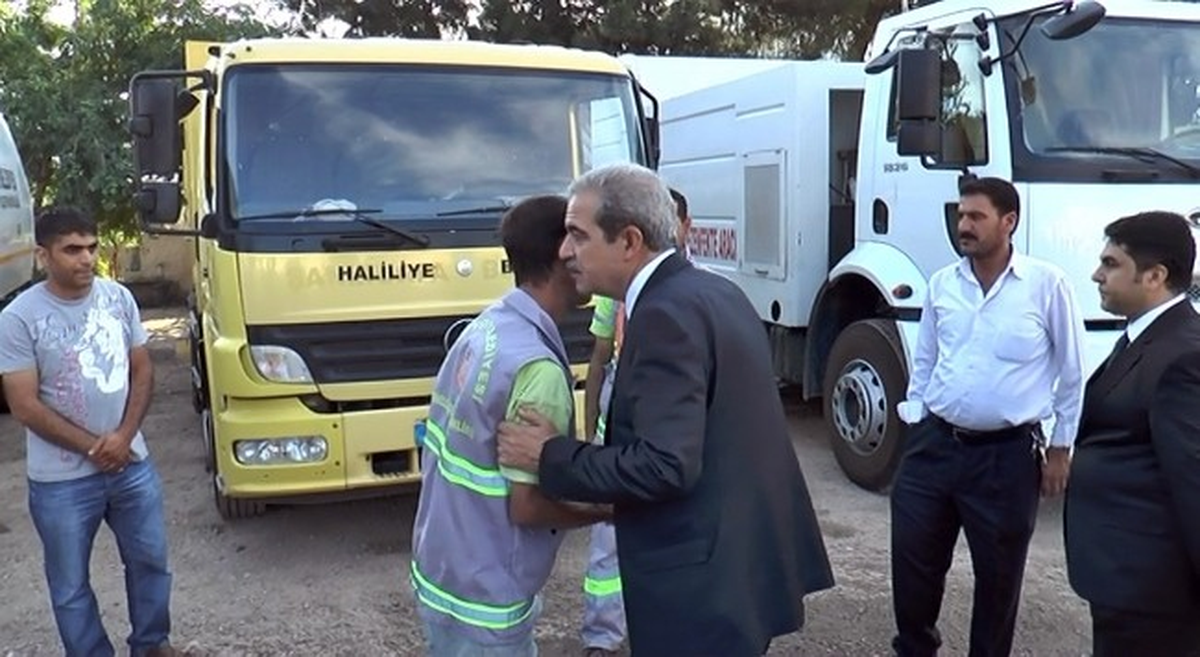Başkan Demirkol, Kendi Elleriyle Çöpleri Temizledi
