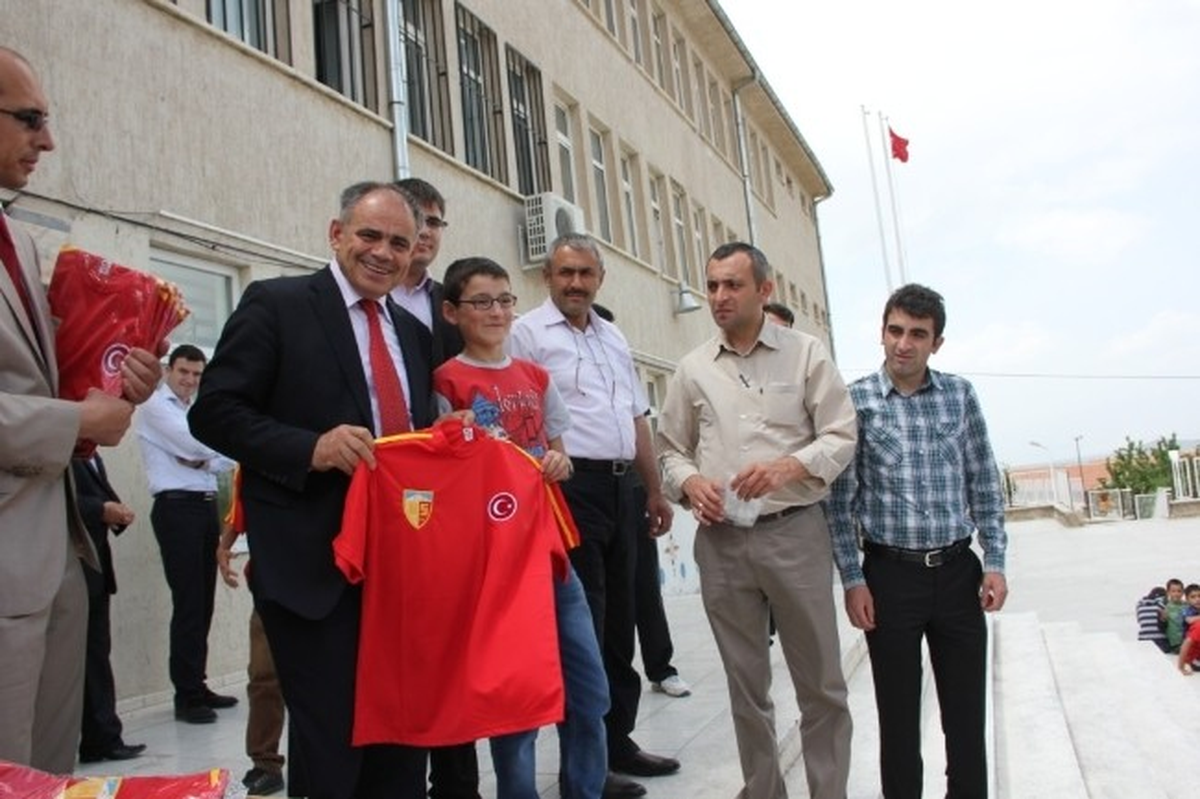 Başkan Esat Öztürk Kayserispor Forması Dağıttı