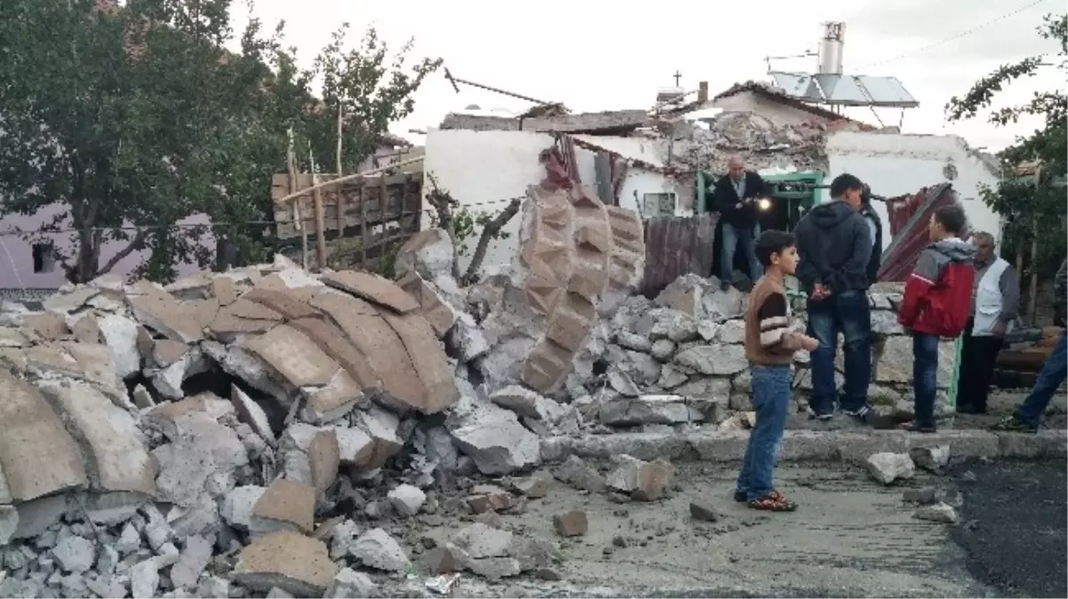 Başkent\'te Fırtına Cami Minaresini Yıktı