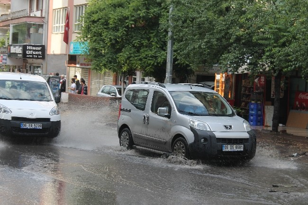 Başkent\'te Sağanak Yağmur ve Dolu Trafiği Felç Etti