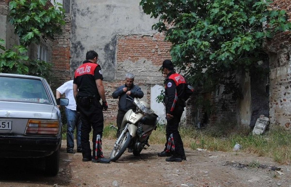 Benzini Bitince Motosikleti Boş Arsaya Bıraktılar