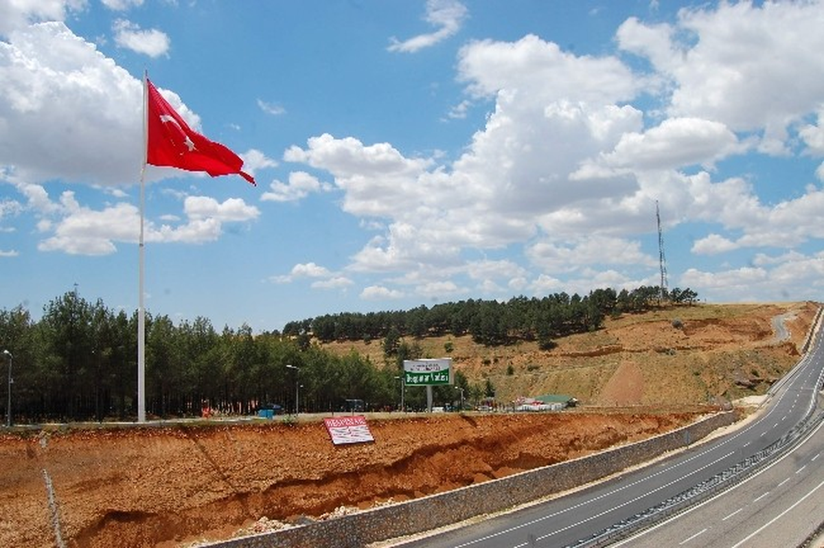 Beşpınar Vadisine Büyük Türk Bayrağı