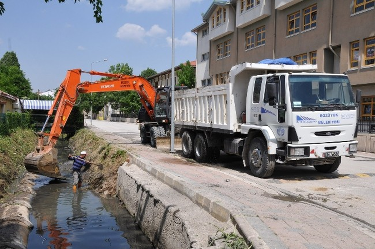 Bozüyük\'te Kanal Temizleme Çalışmaları