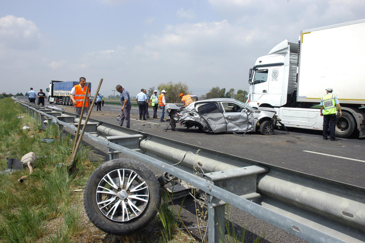 Ceyhan\'da Zincirleme Trafik Kazası: 3 Yaralı
