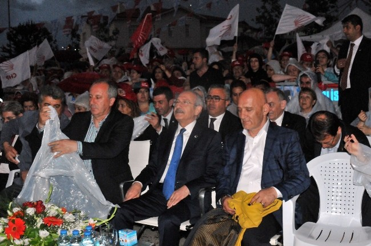 CHP Lideri Kılıçdaroğlu Yağmur Altında Konser İzledi