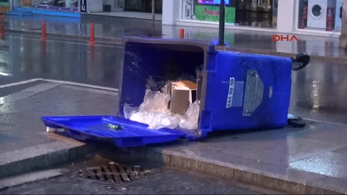 Çorlu\'da Yağmur ve Rüzgar Etkili Oldu