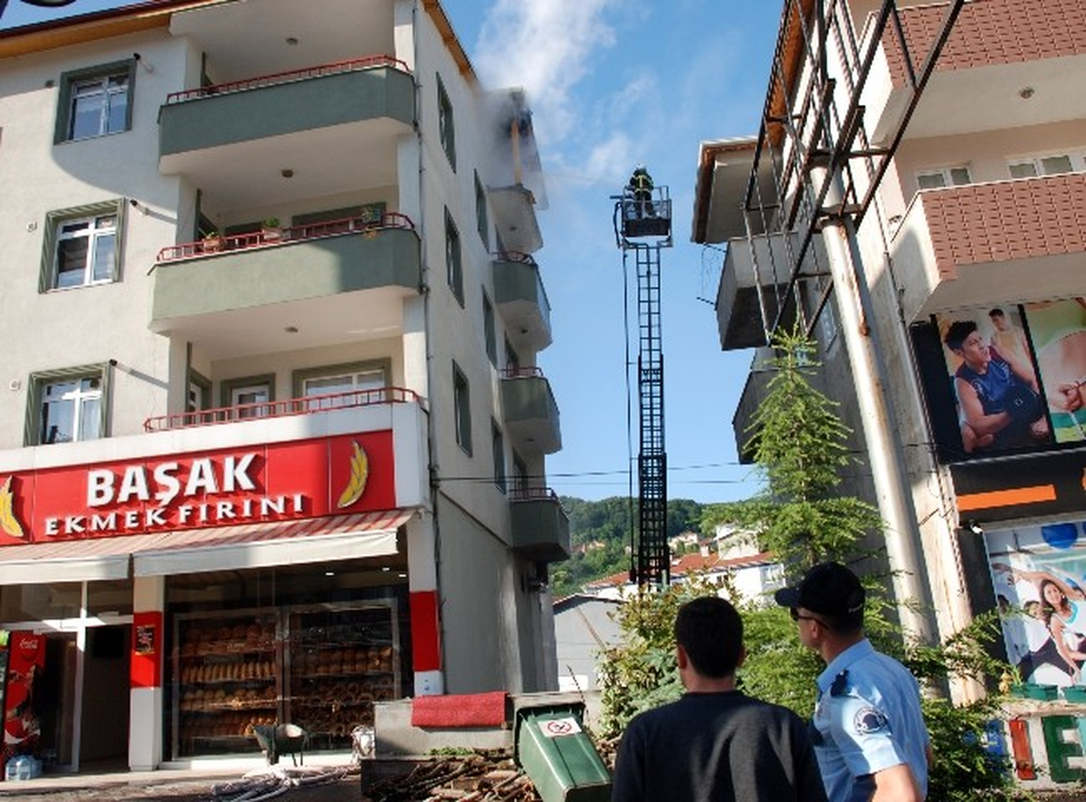 Dört Katlı Binanın Çatısında Çıkan Yangın Korkuttu
