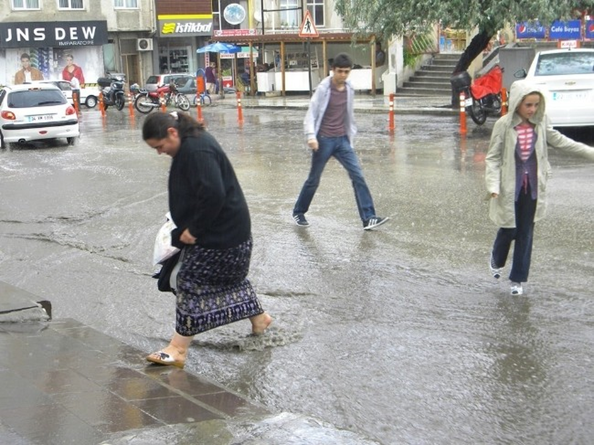 Edirne\'de 20 Dakikalık Yağmur Felç Etti