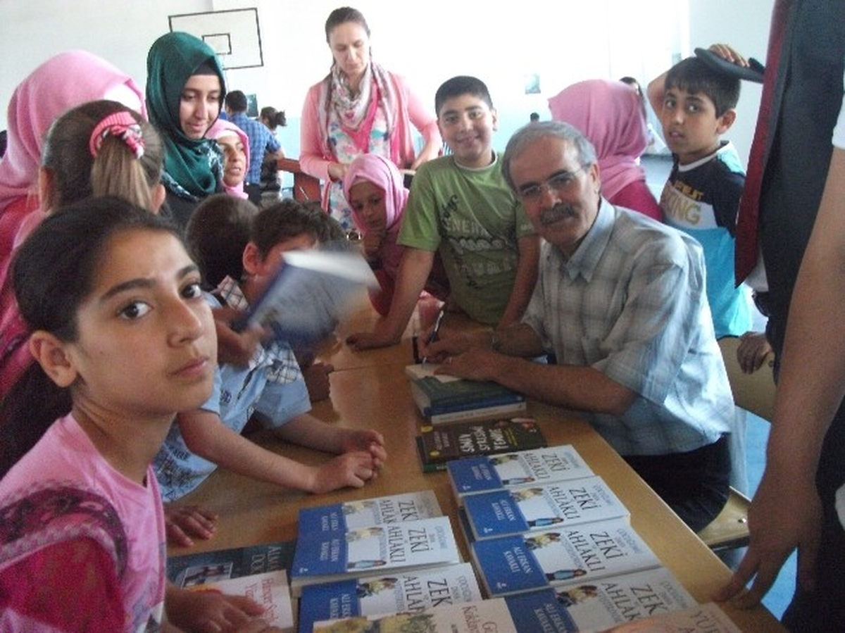 Eğitimci Yazar Kavaklı Hani'de Öğrencilerle Buluştu