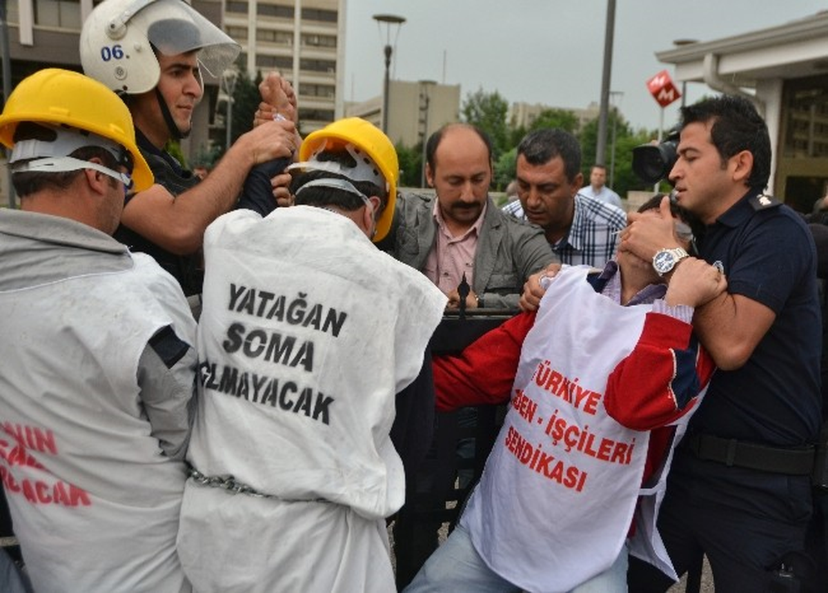 Enerji Bakanlığı Önünde Zincirli Eylem