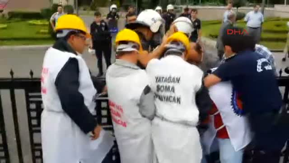 Enerji Bakanlığı Önündeki Zincirli Eyleme Polis Müdahalesi