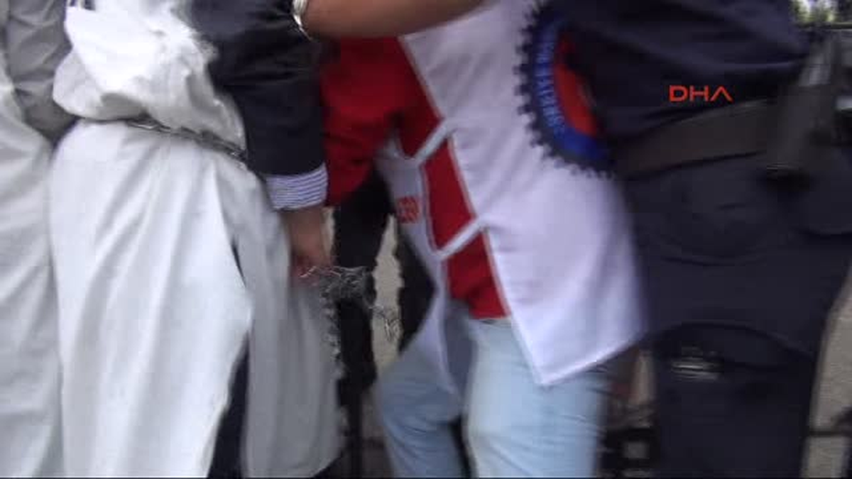 Enerji Bakanlığı Önündeki Zincirli Eyleme Polis Müdahalesi